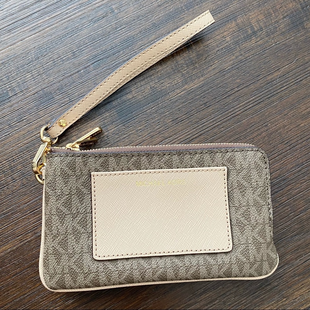 Michael Kors - Wristlet